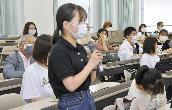 「一番難しかった役柄は」と質問する女子学生