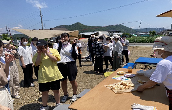 手作りのジャムパンを食べる学生たち