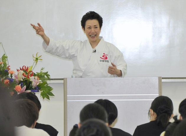 「負けない心が本当の強さにつながる」と語りかける若井あつこ氏