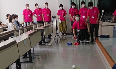 学生によるボッチャの実演