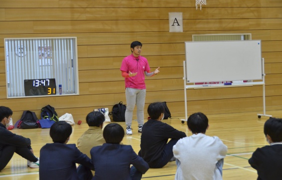 模擬実技の手順を説明する柿島講師