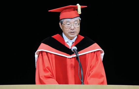 式辞を述べる大学の江馬諭学長