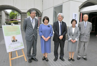 講演後、講師と片桐理事長、片桐学院長、両学長が記念撮影