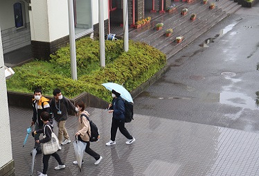 お菓子の引き換えに向かう日本人学生と留学生