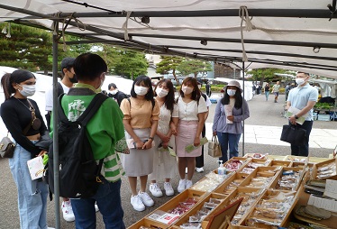 ガイドさんの案内により陣屋前朝市を見学