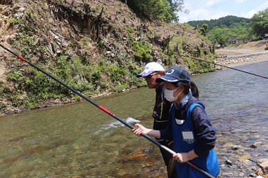 教わりながら鮎釣りを楽しむ様子