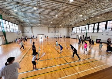 金竜小学校の体育館でスポーツを楽しむ様子