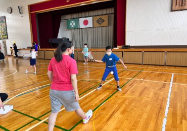 的をめがけて丁寧にボールを打つ様子