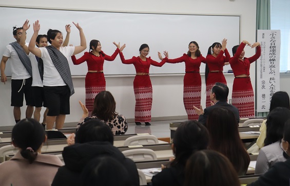 お揃いの民族衣装と艶やかな民族舞踊を楽しみました