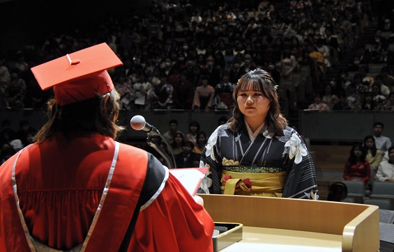 学位記を受け取る短期大学部の代表者（社会福祉学科）