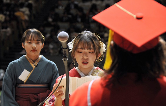 卒業生代表として感謝の思いを伝えた短期大学部代表の西希愛さん