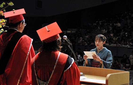 卒業生代表として感謝の思いを伝えた大学代表の杉山通世さん