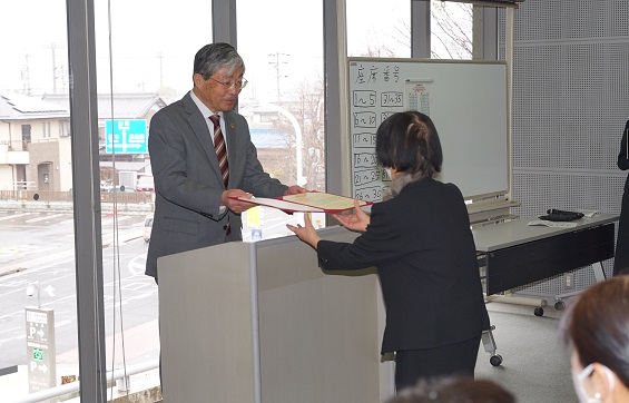 学科別集会で学位記を受け取る卒業生