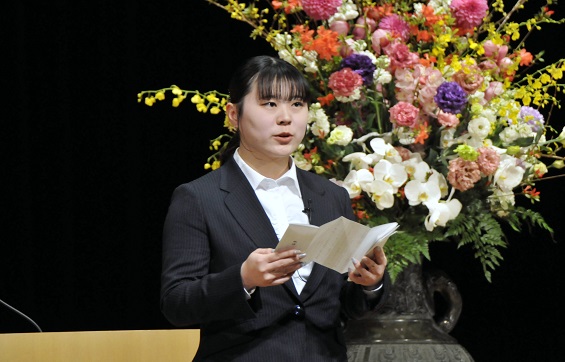 在学生代表で祝辞を述べた横尾ちひろさん