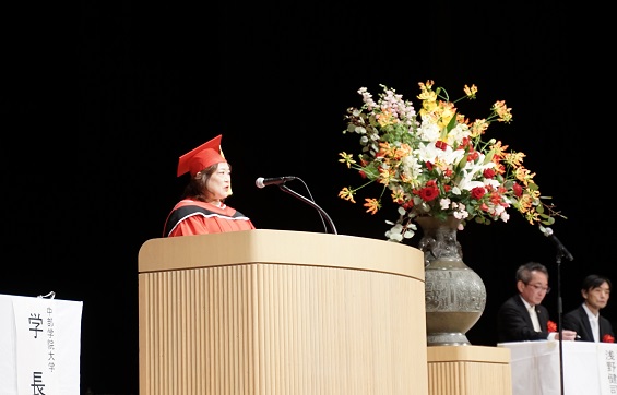 式辞を述べる短期大学部の片桐史恵学長