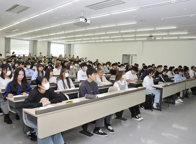 関市の産業や観光、福祉施策などついて熱心に耳を傾ける学生たち