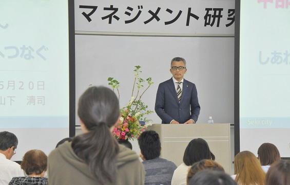 学生からの質問に丁寧に答える山下市長　