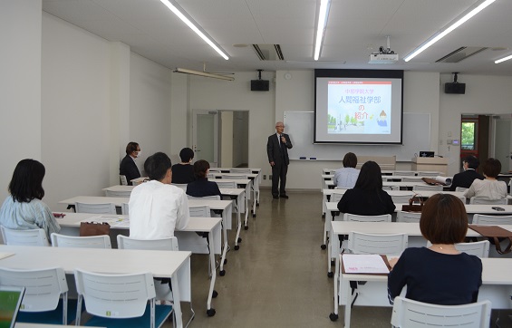 飯尾学部長による学科紹介