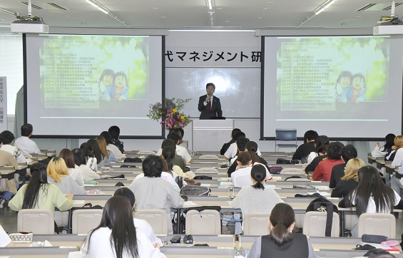 「まずは早期発見のため、がん検診を受けてほしい」と話す丹藤氏