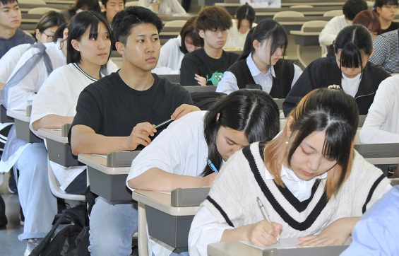 自らの闘病体験を語る丹藤氏の講義に耳を傾ける学生たち