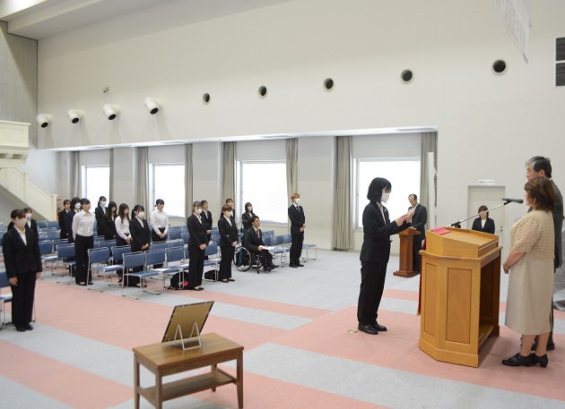 お礼の述べる高江洲　舞さん（人間福祉学科３年）