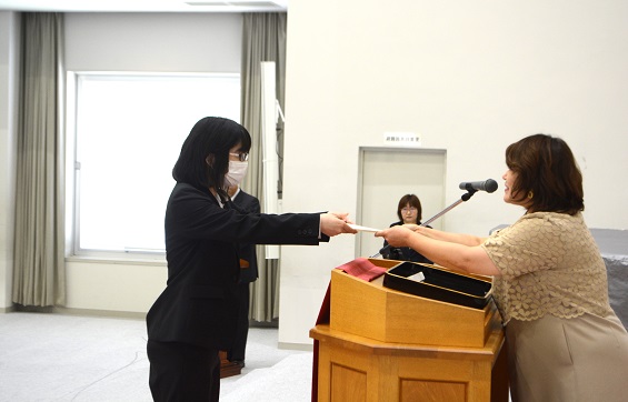 羽田奨学金を代表受領する人間福祉学部3年　高江洲舞さん