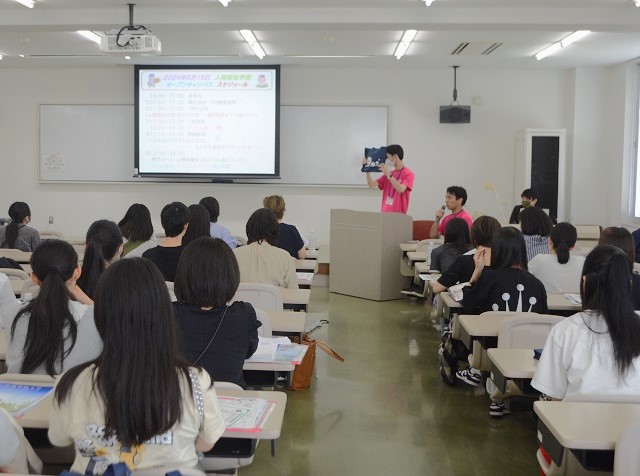 総合司会も学生が行いました。