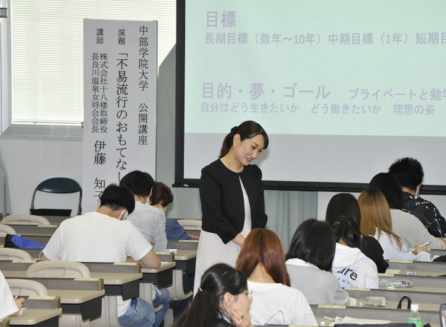 登壇ステージから降りて「人生の目標、目的を考えてください」と学生に語り掛ける伊藤女将