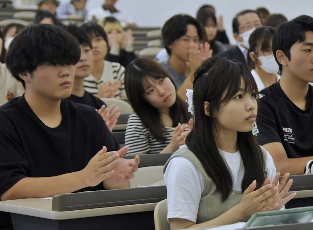 華やかな演奏に手拍子を送る学生たち