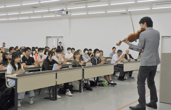 聴き入る学生らに熱演を披露する濱島氏